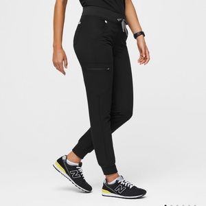 3/$50! Any 3 items! 
Figs Zamora™ Jogger Scrub Pants- Medium